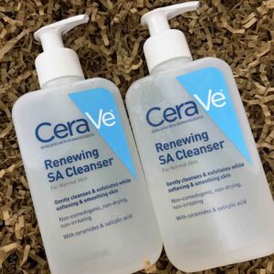 Sữa rửa mặt cho da mụn CeraVe Renewing SA Cleanser với độ PH chuẩn nên giúp da giữ độ ẩm tốt và giúp làn da của chị em luôn căng mịn và tươi sáng