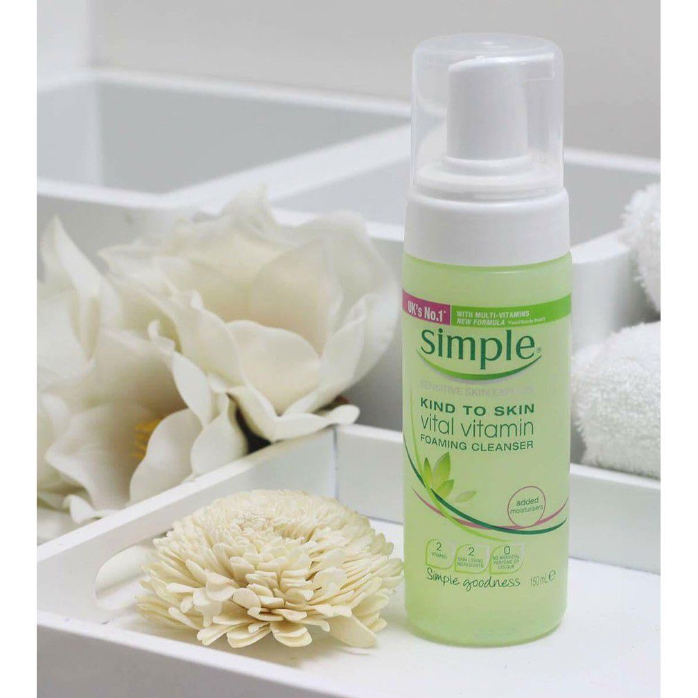 Sữa rửa mặt Simple Kind To Skin Vital Vitamin Foaming Cleanser – dành cho mọi loại da, với thiết kế kiểu bơm nên rất thuận tiện khi sử dụng, với thành phần chứa Vitamin B5 giúp chống lão hóa da và cấp ẩm cho da hiệu quả