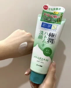 Sữa rửa mặt Super Hyaluronic Acid Face Wash màu xanh phù hợp cho da dầu, da mụn, công dụng làm dịu mát làn da, giảm thâm mụn và thu nhỏ lỗ chân lông rất hiệu quả