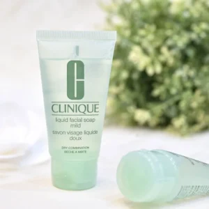 Sữa rửa mặt cho da mụn Clinique Liquid Facial Soap Mild với tinh chất thiên nhiên giúp cho da luôn căng mọng và mịn màng hơn