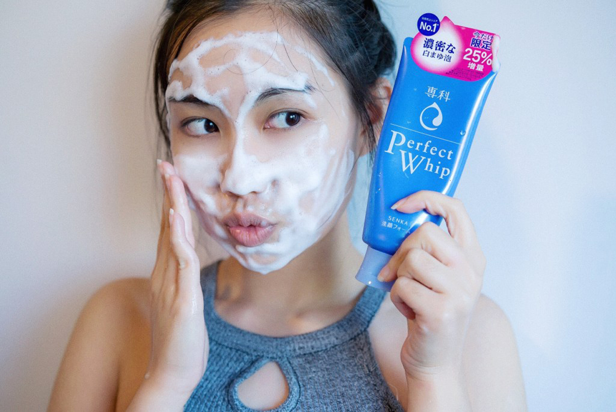 Sữa rửa mặt Senka có khả năng tạo bọt tốt và nhanh chóng, giữ độ ẩm cho da và làm sạch da hiệu quả